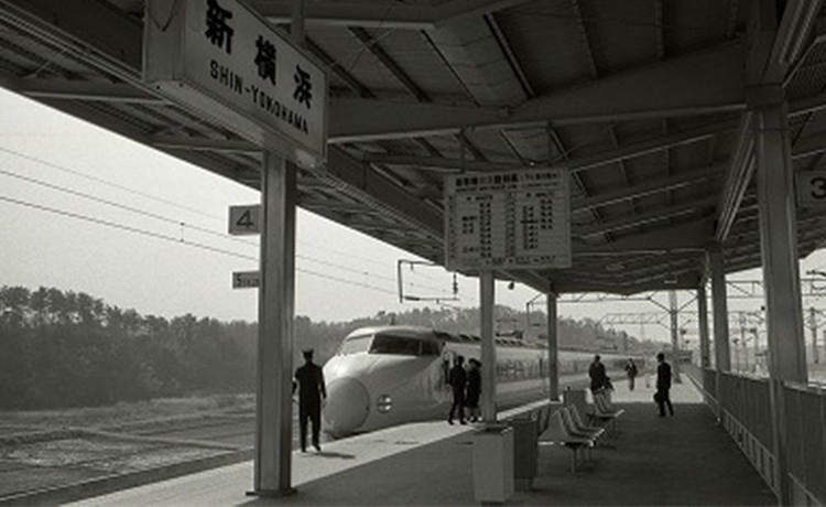 新幹線試運転時の新横浜駅の様子。駅周辺には田んぼや森が見える。